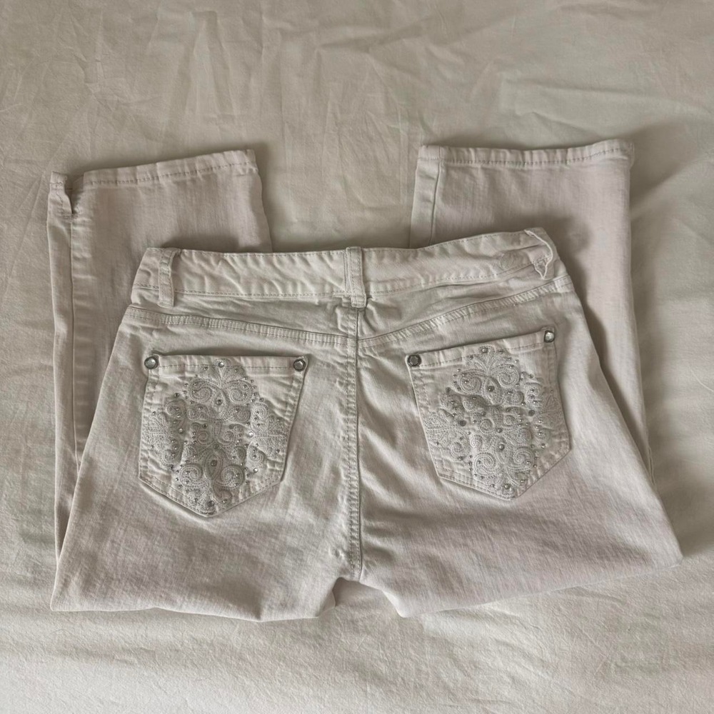 White Y2K embroidered‎ capri jeans